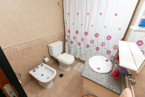 Casa 5 Ambientes Con Cochera, Fondo Libre Con Pileta Y Quincho