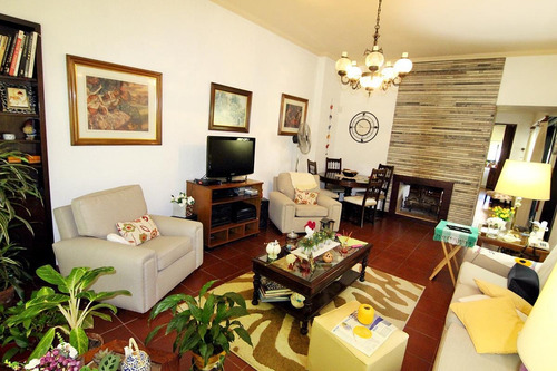Imagen 4 de 30 de Chalet 7 Ambientes Venta Con Suite Jardin Terraza Piscina Quincho Y Cochera En Olivos
