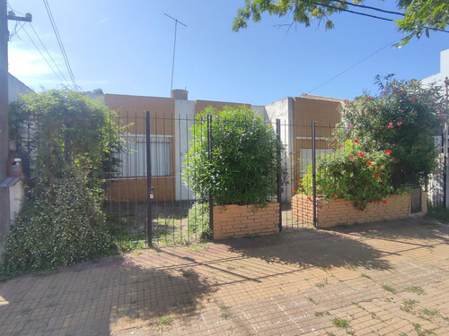 Venta Casa 2 Dorm. 10x20 - 34 E/ 22 Y 23 - La Plata