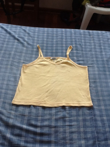 Polo Amarillo 2tiritas,marca: Guess, Talla: Medium.