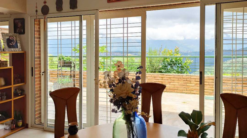 Townhouse Casa En Venta En Loma Linda. Posee Terraza Con Vista
