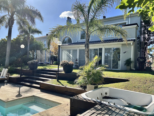 Hermosa Casa  De 4 Dormitorios, Al Agua Con Gran Muelle, En El Barrio Barrancas Del Lago, Nordelta.