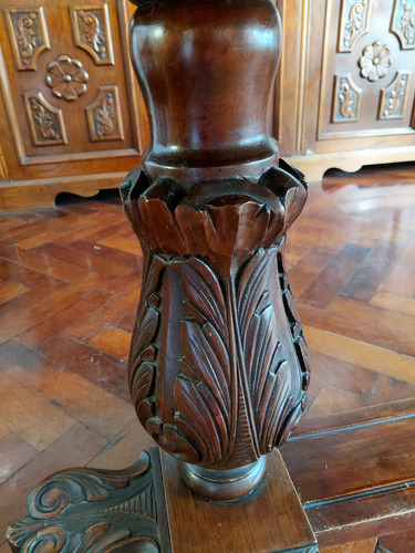 Mesa De Comedor Estilo Francés Tallada Con Vidrio Madera Oscuro Medio Madera Oscuro Medio (Usado)