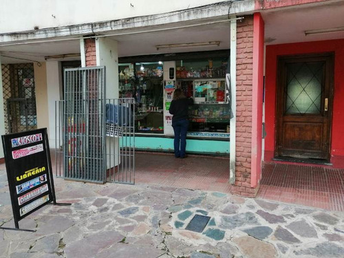 En Venta En Ciudad Jardin Local De 40 Metros Cuadrados Con Comercio De Kiosco Funcionando Hace Mas De 12 Años. F: 7613