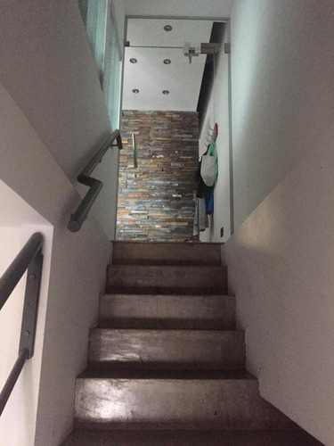 Imagen 13 de 30 de Depósito Con Oficinas Y Ph Para Coleccionistas De Autos
