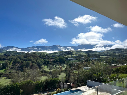 Venta De Espectacular Casa En Hacienda Chacabuco 5 Dorm.