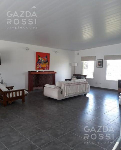 Excelente Propiedad Estilo Moderno Con Gran Parque Y Piscina En Barrio Brickland, Canning.