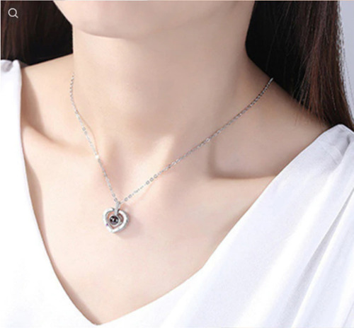 Imagen 3 de 4 de Collar Con Corazón Plateado Te Amo En 100 Idiomas
