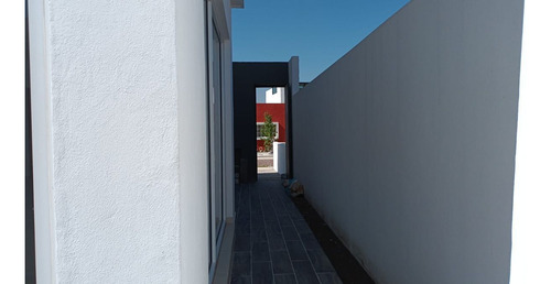 Venta De Casas En El Encino, Pasillo Lateral, Estudio O 4ta Rec En Pb, Lujo