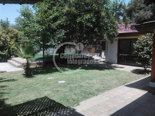 Casa En Venta De 3 Dorm. En Las Condes