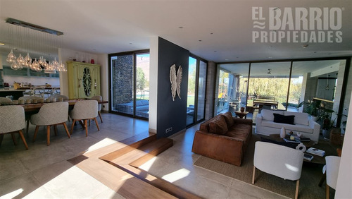 Casa En Venta De 5 Dorm. En Las Brisas