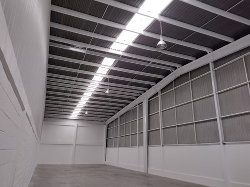 Bodega Con Excelente Ubicación, Uso De Suelo Industrial, Entrada Para Tráiler