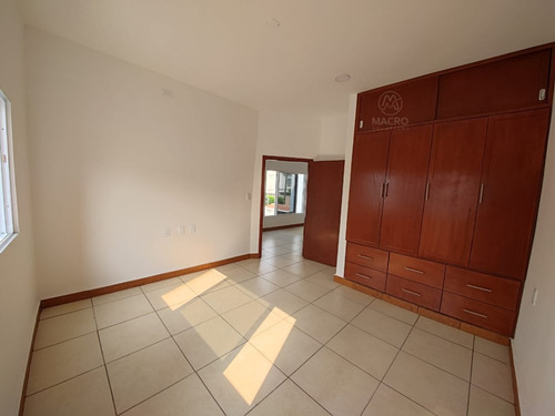 Casa En Venta De 2 Niveles En Col. Empleado Postal Con Alberca Apta A Créditos