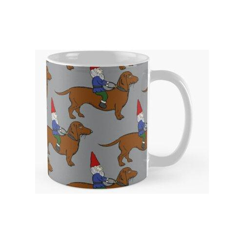 Taza Gnomo Montando Un Patrón Dachshund, Fondo Gris Calidad 