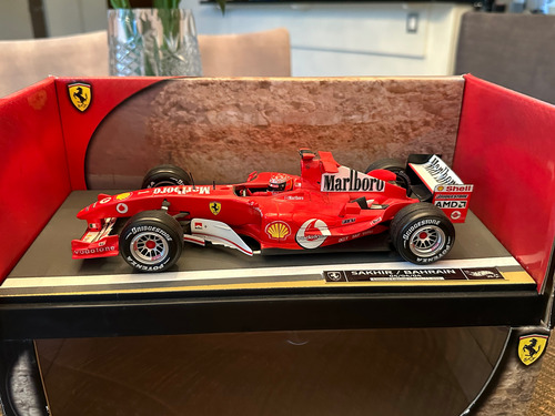 1/18 Ferrari F1 2004 Michael Schumacher 2004 Marlboro Leer Rojo (Reacondicionado)