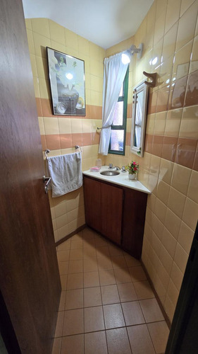 Solido Duplex De 4 Ambientes Con Cochera Y Jardin En Venta. Olivos