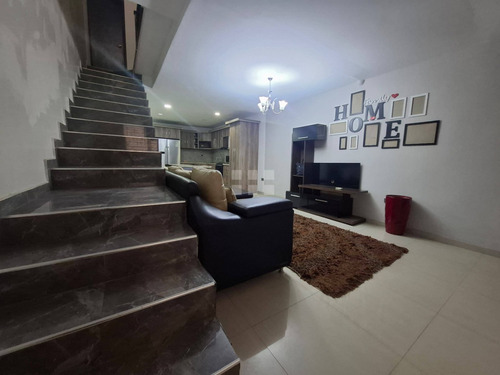 Amplio Townhouse En Venta En La Urb. Los Cortijos De Oriente