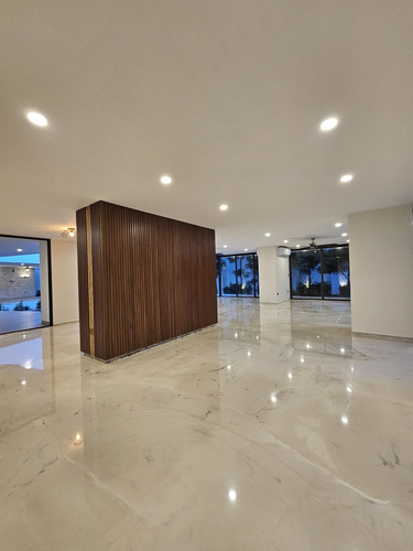 Residencia De Lujo En Venta Ubicada En La Privada Bosques De Altabrisa, Merida.