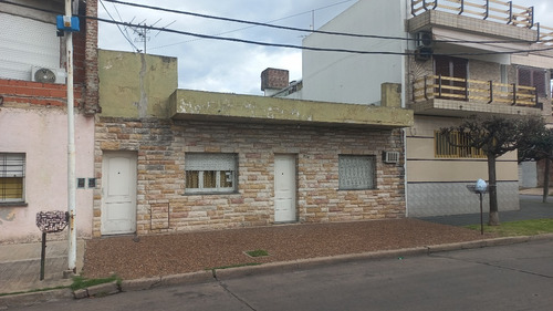 Muy Linda Casa De 4 Ambientes Sobre Lote Propio De 235 M2.