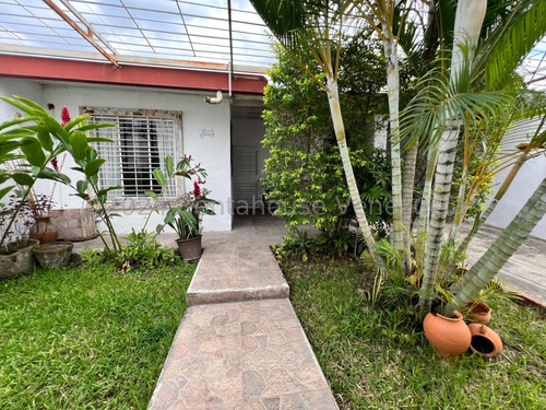 Jip 24-17296. Rent-a-house Te Ofrece Esta Hermosa Casa En Venta, Ubicada En La Prestigiosa Urb El Bosque. Esta Propiedad Ha Sido Remodelada Con Acabados Impecables Y Un Hermoso Jardín. En Cagua. 