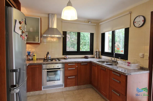En Alquiler!! Moderna Casa Ubicada A 1 Cuadra Del Mar, Con Vista Parcial Desde El Dormitorio Principal.