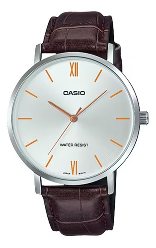Reloj de pulsera Casio Dress MTP-VT01 de cuerpo color plateado, analógico, para hombre, fondo plateado, con correa de cuero color marrón, agujas color naranja, dial naranja, bisel color plateado y hebilla simple