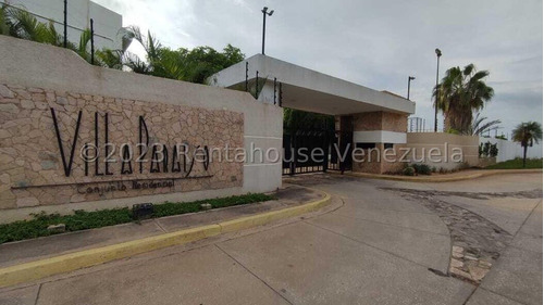 Amp, Mls #24-12019 Vende Townhouse Amoblado En Zona Norte