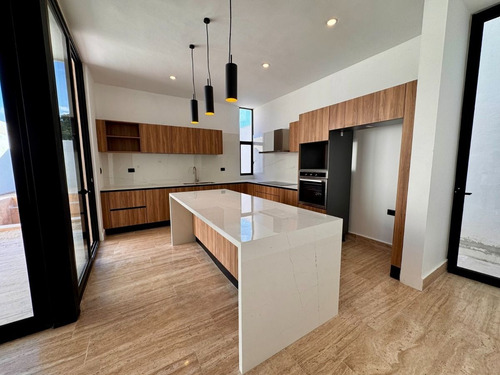 Casa En Venta De 4 Recamaras En Privada Ubicada En Xcanatun