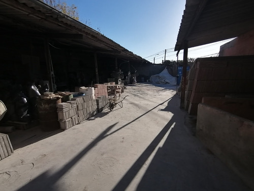 Local En Venta En Camino Maldonado. Con Oficina Y Vestuario