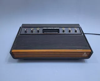 Consola Atari 2600 Color Negro Y Marrón Madera + 12 Juegos