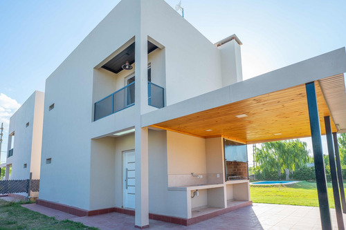 Imagen 1 de 18 de Venta Casa 2 Habitaciones - Pileta - Punta Chacra
