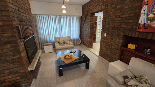 Casa Tipo Chalet De 6 Ambientes Con Jardin, Pileta Y Cochera En Venta. Olivos
