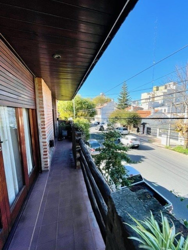Venta Vivienda Multifamiliar De 6 Amb.c/ Local,parque Y Quincho. Barrio Chauvin. Sobre Lote Propio.