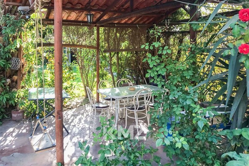 Casa En Venta De 8 Dorm. En La Florida