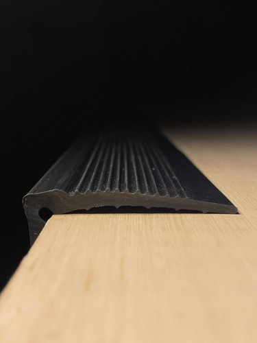 Imagen 4 de 6 de Nariz De Grada Pvc 1.20 Mts