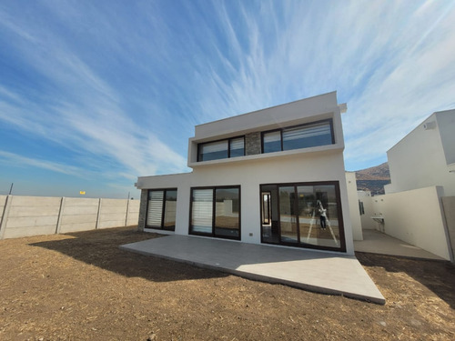 Casa Nueva Sin Uso, Moderna. Piedra Roja