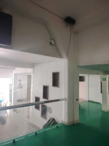 Renta De Local Comercial En Av. Lago De Guadalupe, Con Departamento Incluido