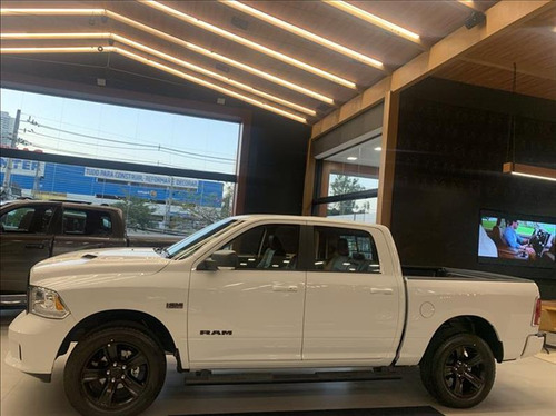 RAM Classic 5.7 v8 Laramie Night Edition cd 4x4