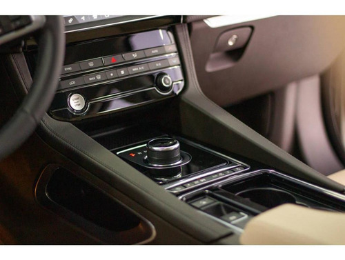 Jaguar F-pace Prestige 2.0d