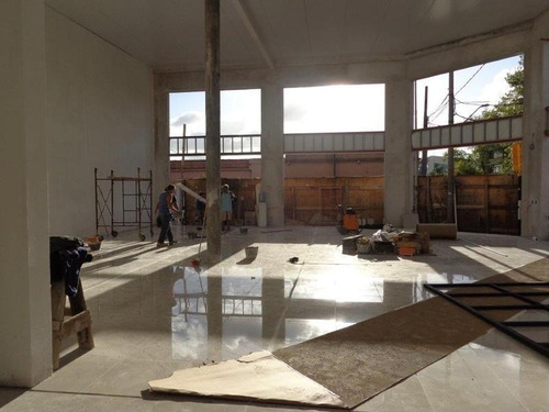 Imagen 3 de 8 de Gran Local Comercial En Triple Altura, Super Vidriado! En Inmejorable Zona!