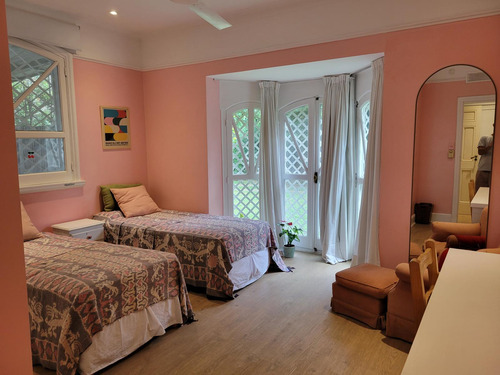 Casa De Estilo En Barrio Parque
