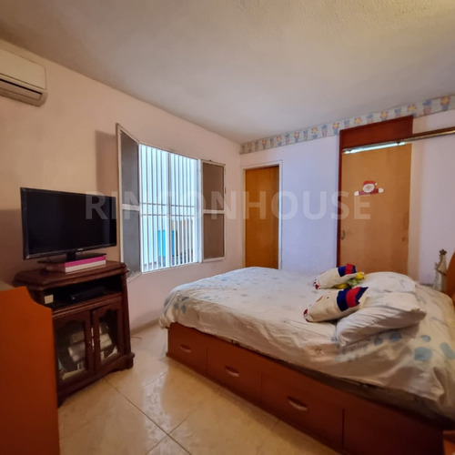 Casa En Venta En La Urb. La Blanquera, Palo Negro.