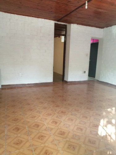 Casa 2 Dormitorios En La Comercial!