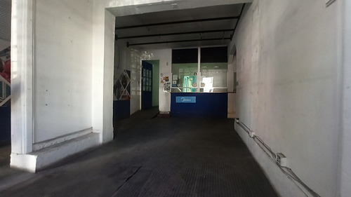 ¡amplio Local En Santiago, Excelente Ubicación!