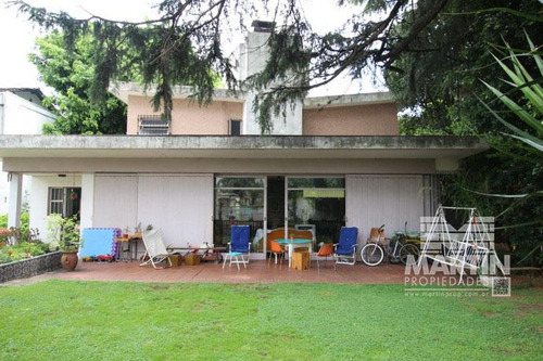 Casa Sobre Lote De 838 M2, Con Gran Parque Y Pileta - La Lucila, Excelente Ubicación
