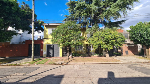 En Venta En El Palomar, En Planta Baja Hermosa Propiedad De 4 Ambientes Con 2 Baños, Living Comedor; Cocina Comedor; Tres Dormitorios Garage Y Fondo. F: 8498