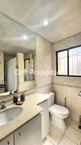 Casa En Venta De 4 Dorm.3 Baños Estar Servicio En Las Condes