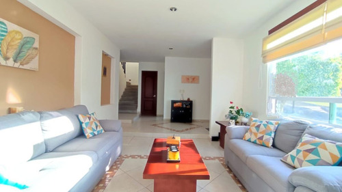 Casa En Venta En Colinas Del Bosque 3ra Seccion, Corregidora, 5 Habitaciones