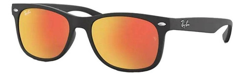 Anteojos de sol Ray-Ban New Wayfarer Kids S (47-15) con marco de nailon color matte matte black, lente red de policarbonato espejada, varilla matte matte black de nailon - RB9052S