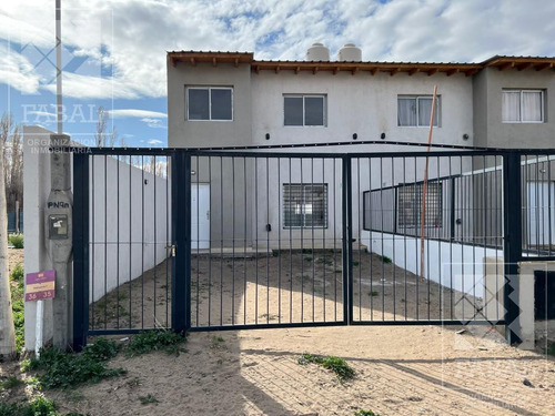 Dúplex Venta Barrio Las Lilas De Plottier, 2 Dormitorios, Baño, Jardín Y Entrada Para Autos